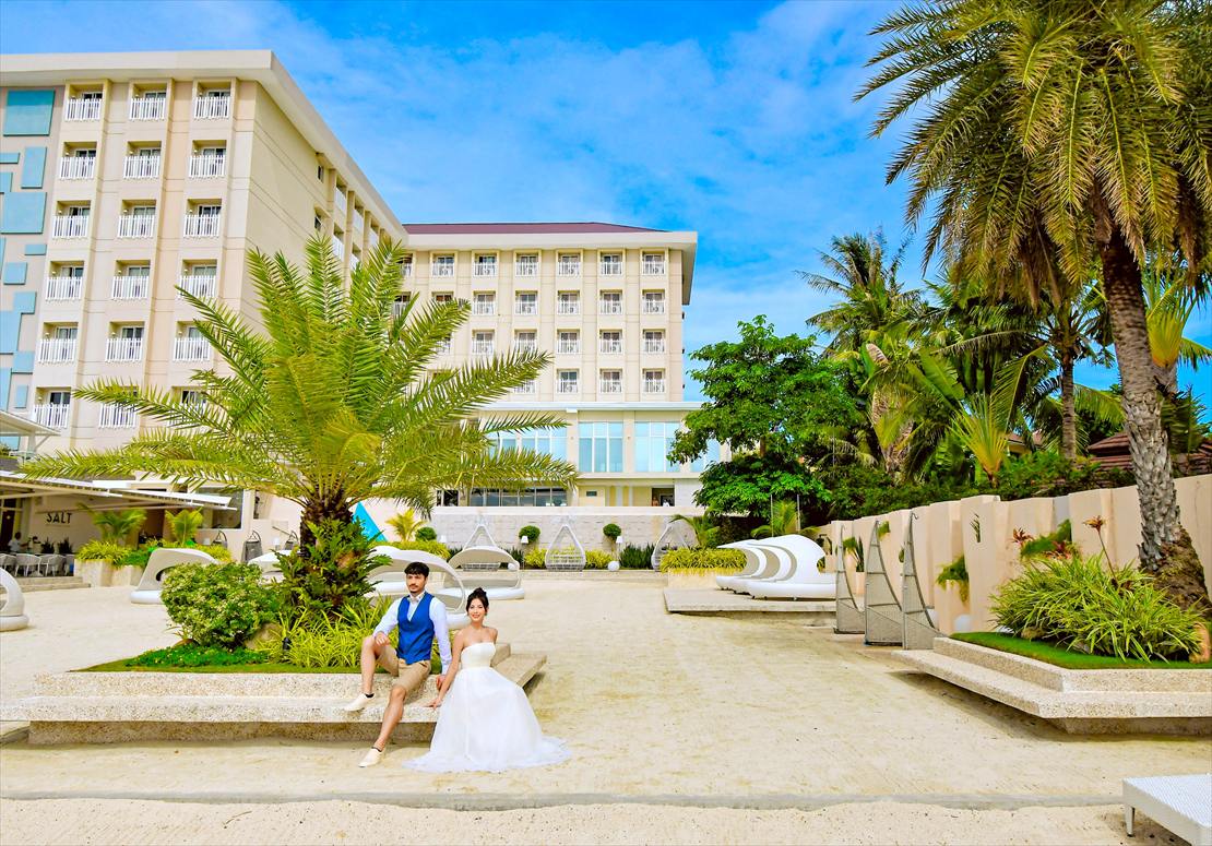 ビー・リゾート・マクタン 
ホテル棟をバックに挙式前撮影