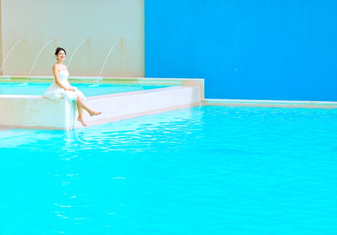 ビー・リゾート・マクタン 
プールにてウェディングフォト