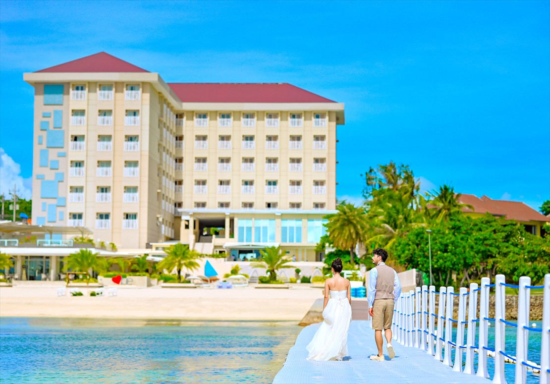 ビー・リゾート・マクタン 
海上のポンツーンにて挙式前撮影