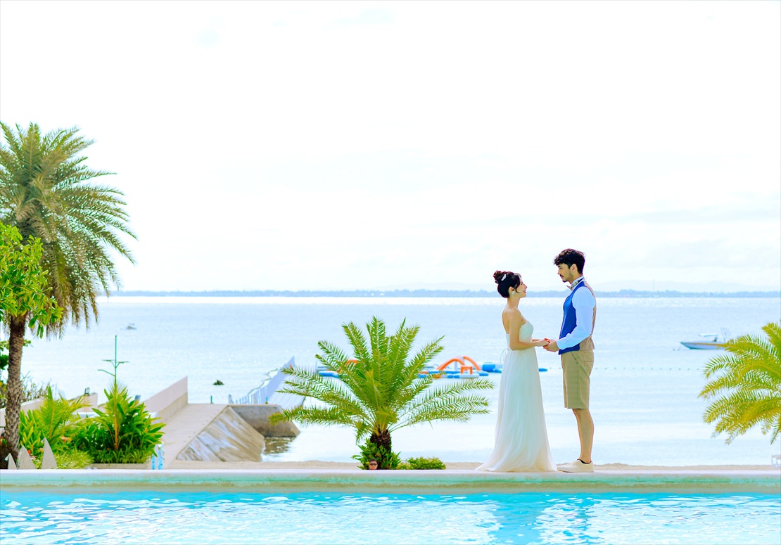 ビー・リゾート・マクタン 
プール越しに海を臨むウェディングフォト