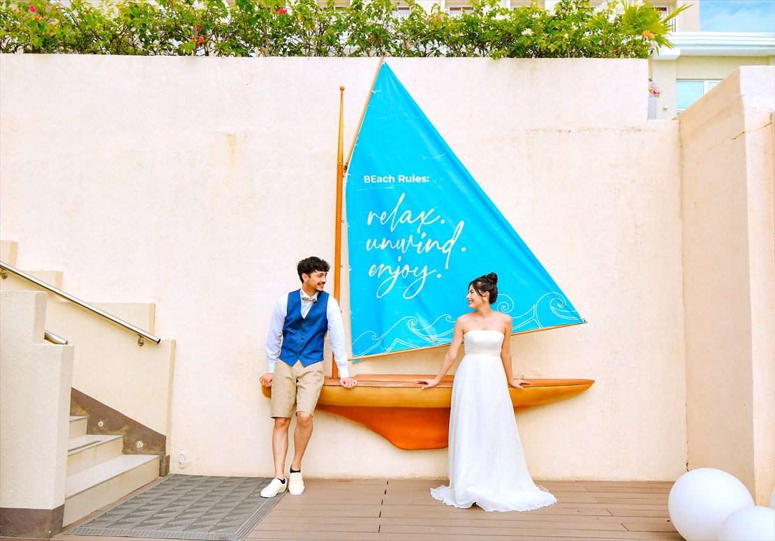ビー・リゾート・マクタン 
ポップな船のモニュメントにて挙式前撮影