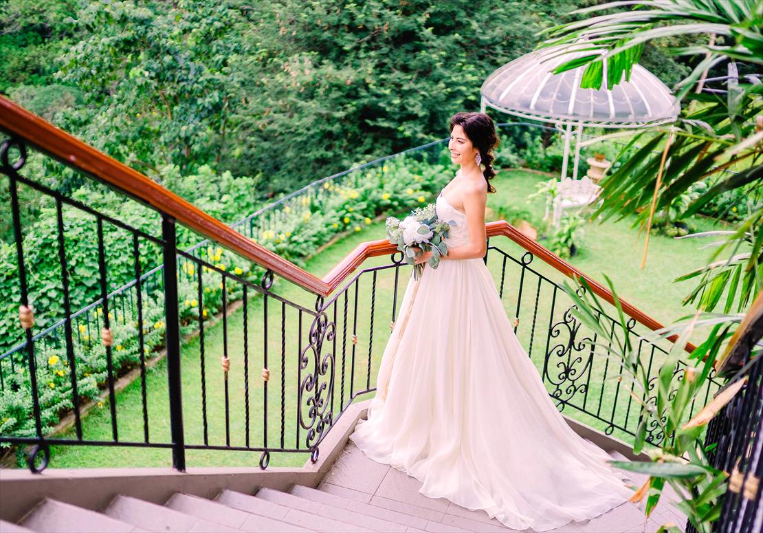 シャトー・デ・ブサイ
ガーデンを臨む階段にてウェディングフォト