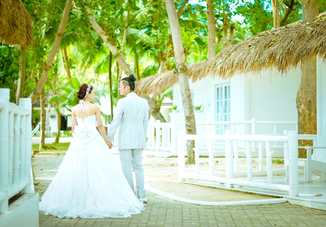 パシフィック・セブ・リゾート
客室棟前ガーデンにて挙式前撮影