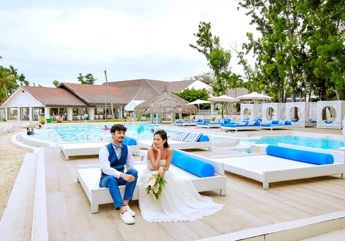 パシフィック・セブ・リゾート
ビーチ前プールにて挙式前撮影