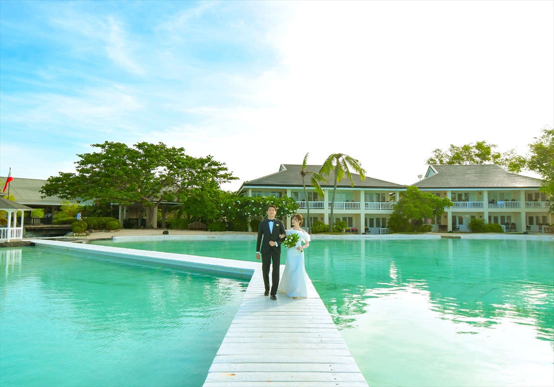 プランテーション・ベイ・セブ挙式　新郎新婦様　ラグーンよりご入場シーン