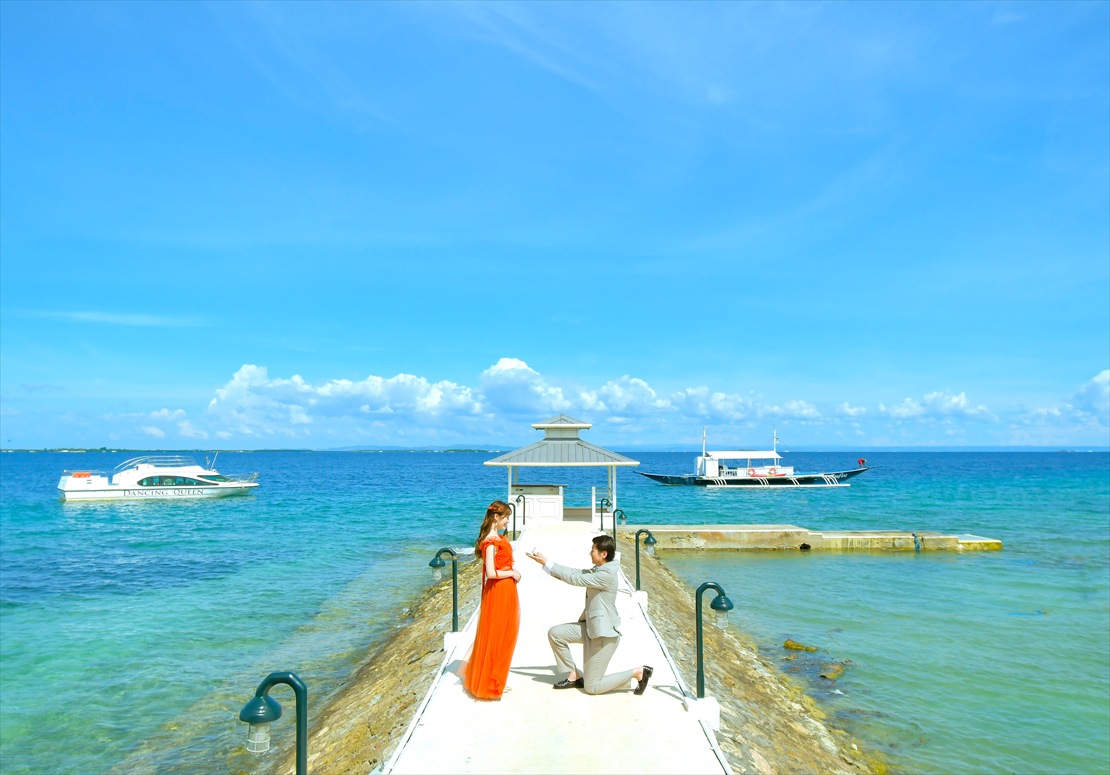 プランテーション・ベイ・セブ島結婚式　クリアな海が広がる桟橋にてウェディングフォト