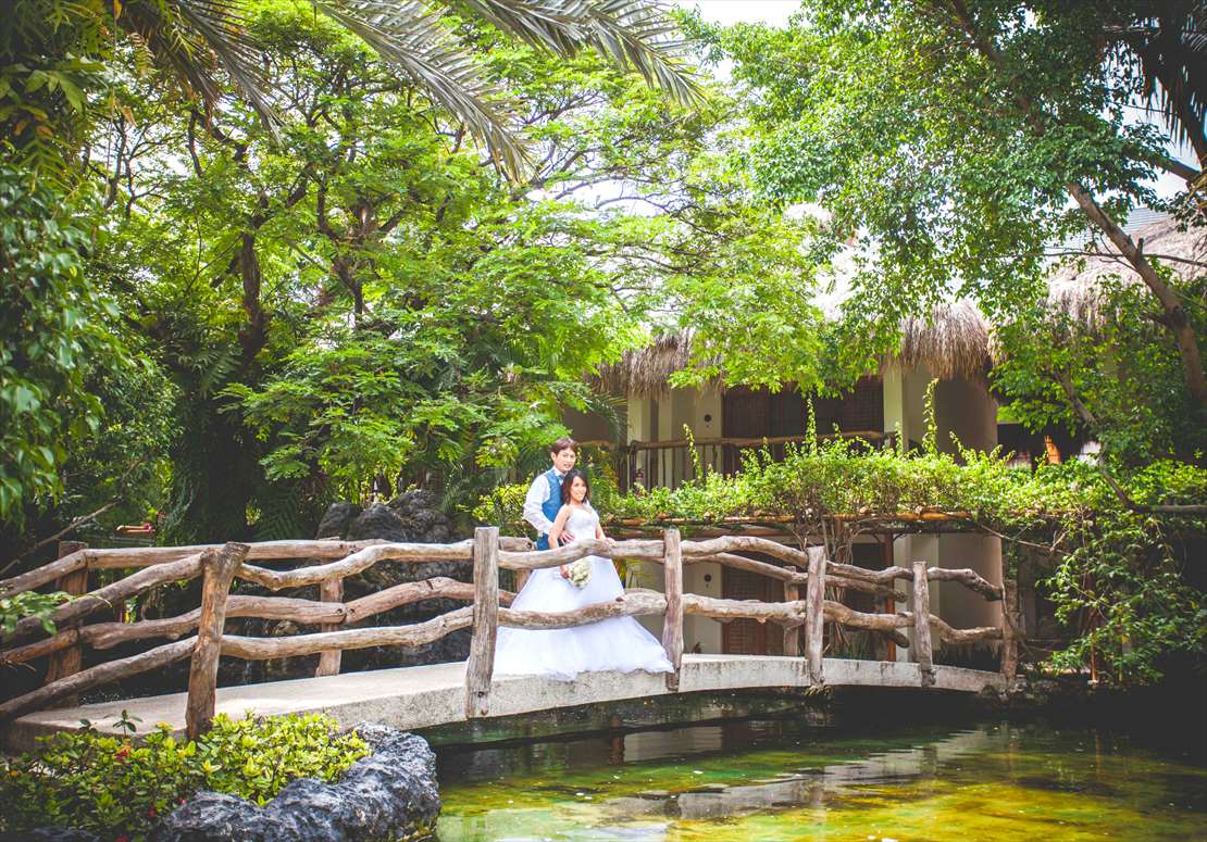 ブルーウォーター・マリバゴ・セブウェディング　ナチュラルウッドの桟橋にて挙式前撮影
