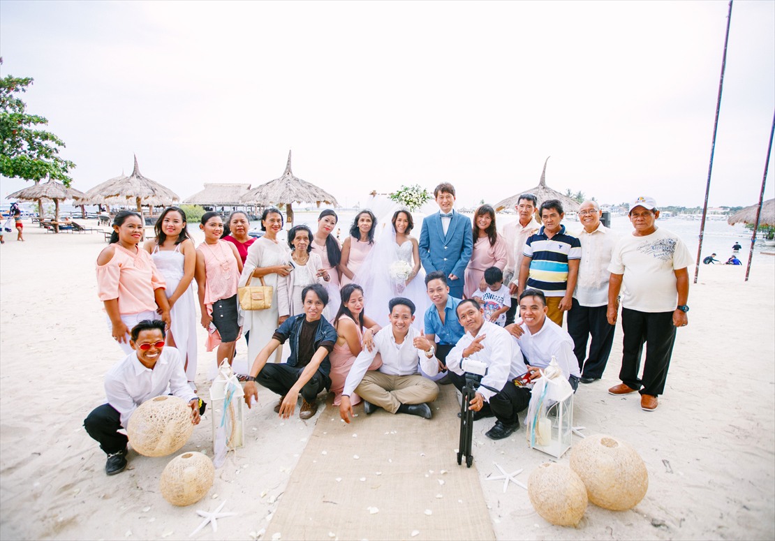 ブルーウォーター・マリバゴ・セブ島ウェディング　挙式後集合写真