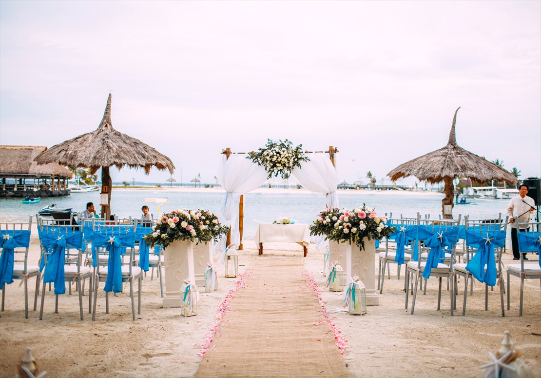 ブルーウォーター・マリバゴ・セブ結婚式　ビーチフロント　挙式会場全景