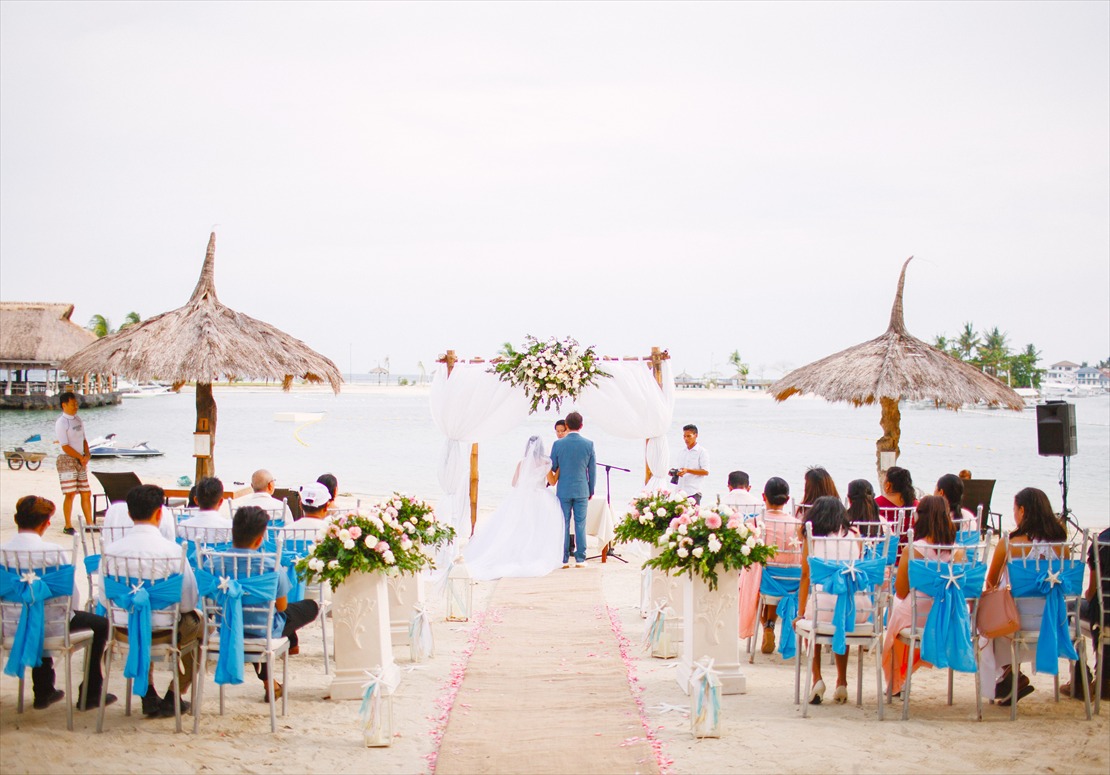 ブルーウォーター・マリバゴ・セブウェディング　挙式シーン