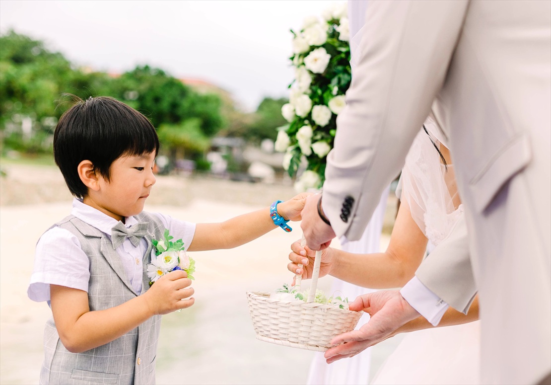 シャトー・バイ・ザ・シー・セブ挙式　ボードウォークウェディング　リングボーイシーン