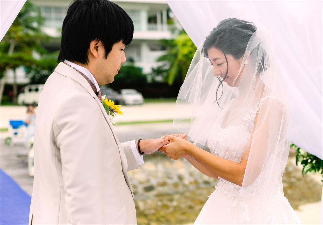 シャトー・バイ・ザ・シー・セブ島挙式　ボードウォークウェディング　指輪交換シーン