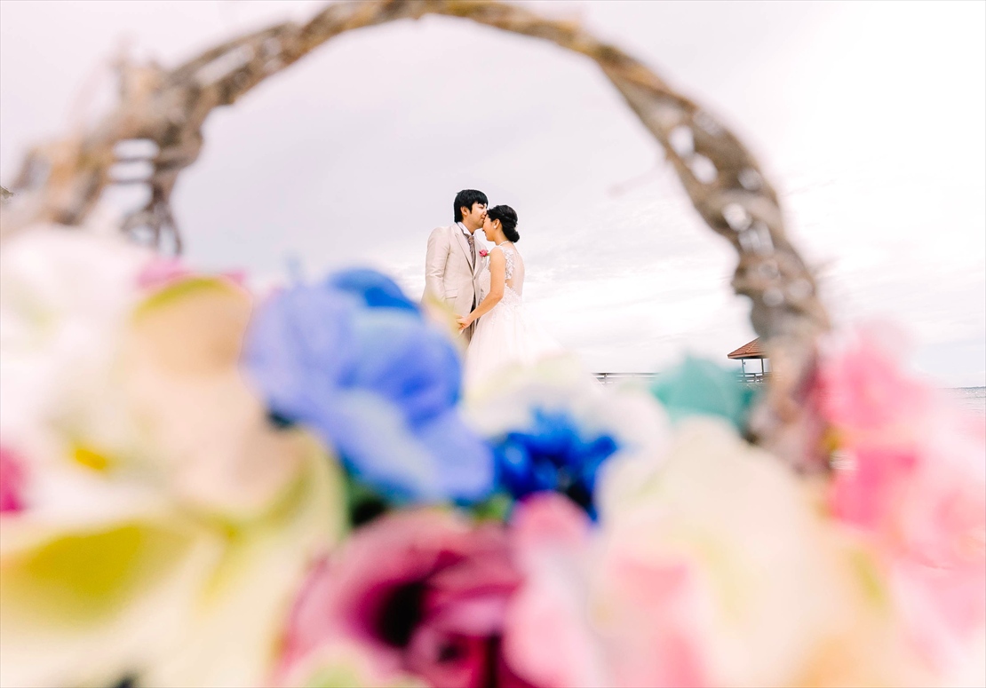 シャトー・バイ・ザ・シー・セブ結婚式　フラワーアイテムとともに挙式前撮影