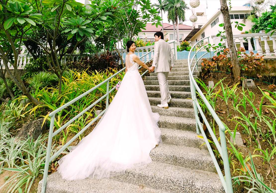 シャトー・バイ・ザ・シー・セブ島結婚式　ガーデン階段にてウェディングフォト