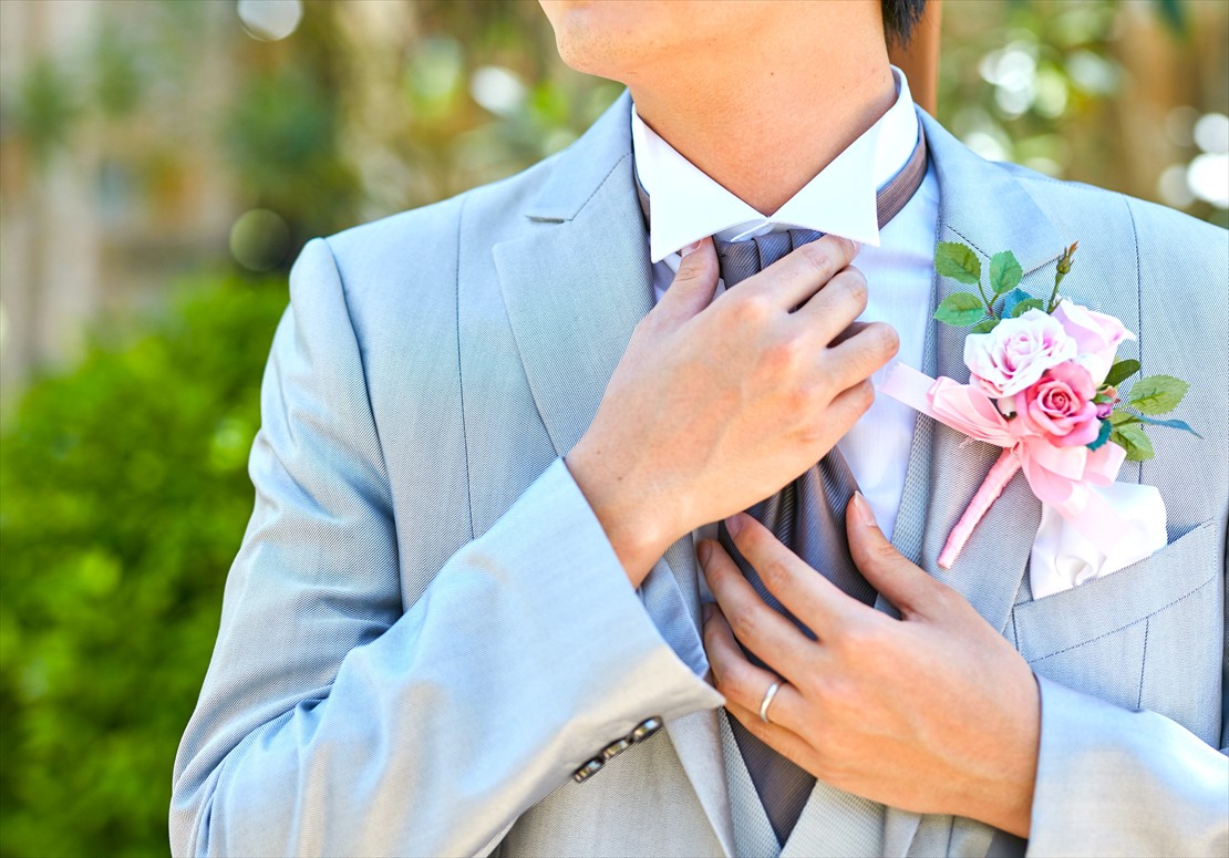 クリムゾン・リゾート・マクタン・セブウェディング　ブーケに合わせた生花ブートニア