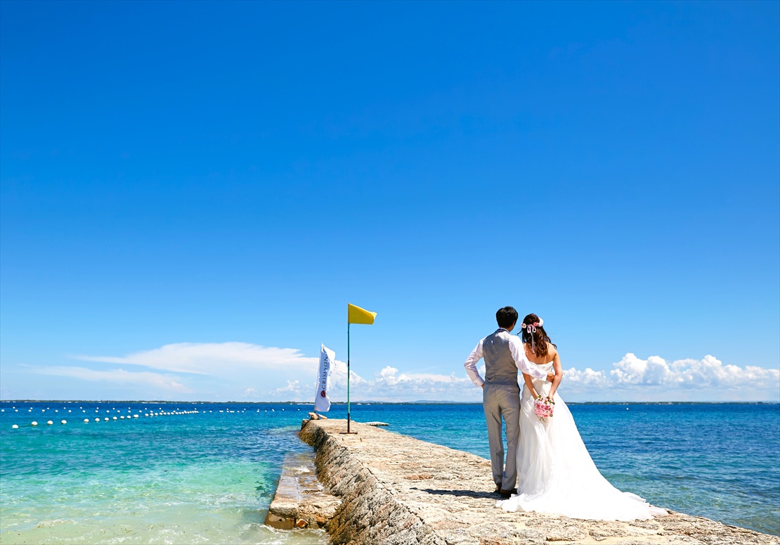 クリムゾン・リゾート・マクタン・セブ挙式　桟橋にてウェディングフォト