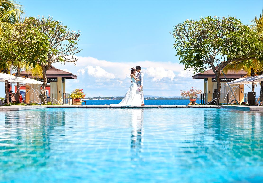 クリムゾン・リゾート・マクタン・セブ結婚式　幻想的なインフィニティープールにて挙式前撮影