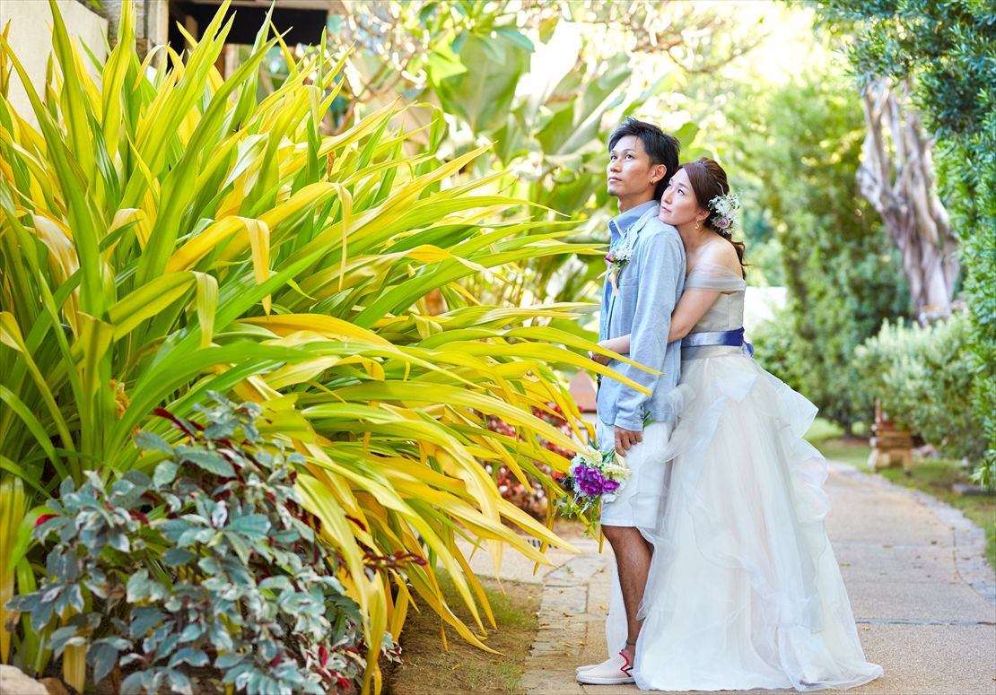 クリムゾン・リゾート・マクタン・セブウェディング　リゾート内ガーデンにて挙式後撮影