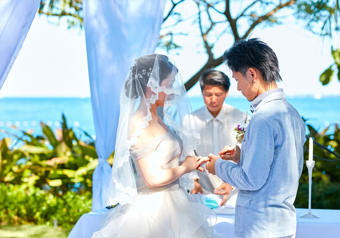 クリムゾン・リゾート・マクタン・セブ島結婚式　指輪交換シーン