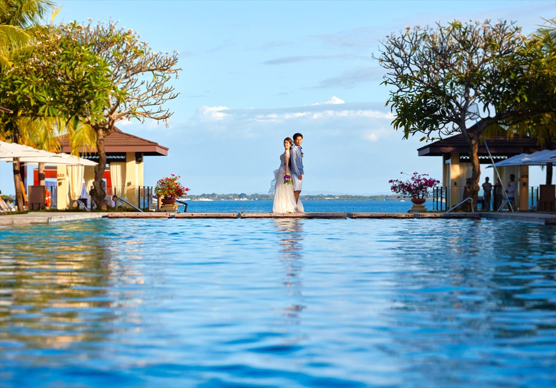 クリムゾン・リゾート・マクタン・セブ島ウェディング　インフィニティ・プールにて挙式後撮影