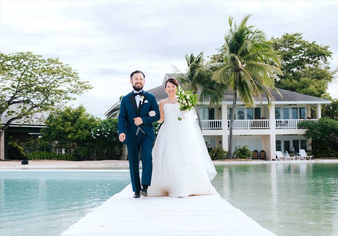 プランテーションベイ・マクタン・セブ島結婚式　ラグーンより新郎新婦様ご入場シーン