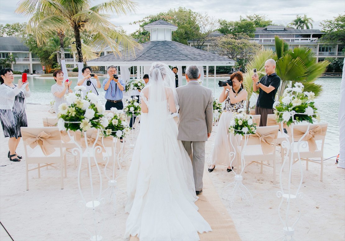 プランテーションベイ・マクタン・セブ島挙式　新婦様　お父様とバージンロードご入場