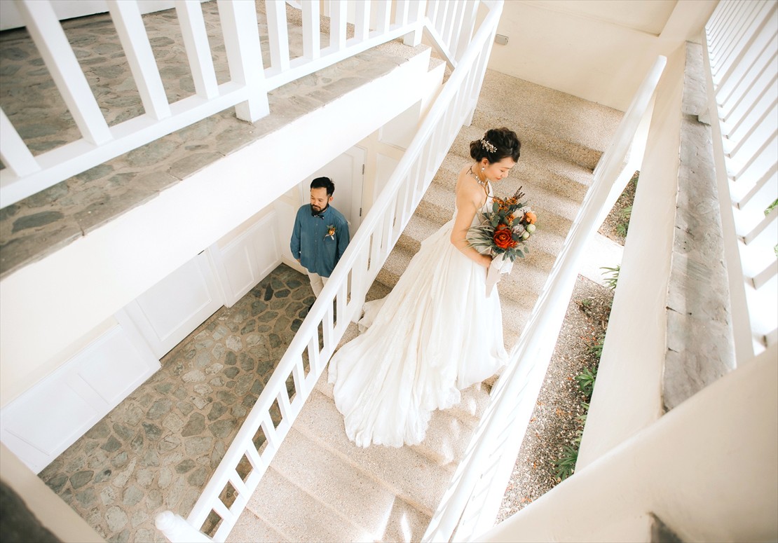 プランテーションベイ・マクタン・セブ島ウェディング　宿泊棟階段にて挙式前撮影