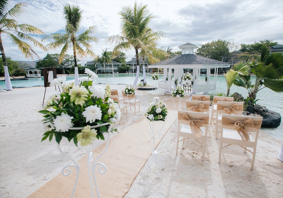 プランテーションベイ・マクタン・セブ結婚式・ガゼボウェディング　ホワイトフラワーポッド　生花装飾