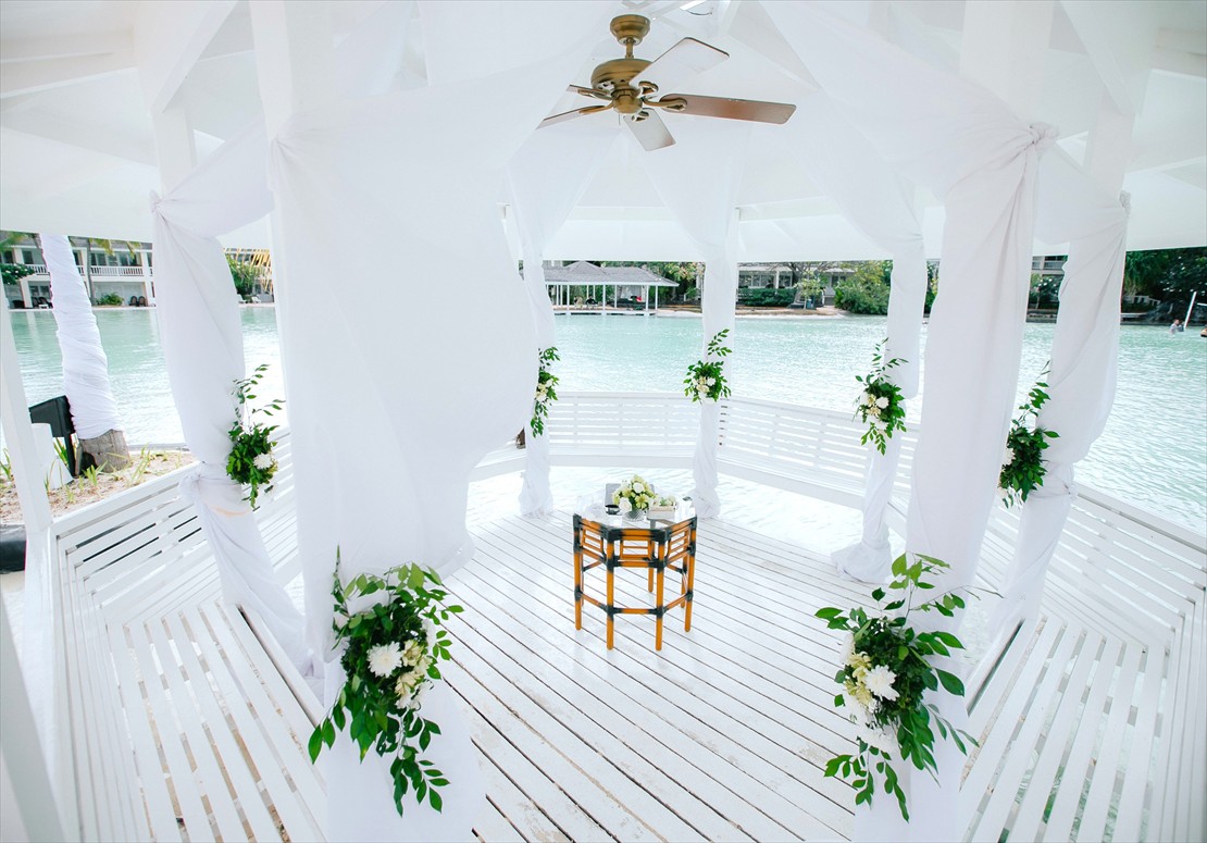 プランテーションベイ・マクタン・セブ結婚式　ガゼボ生花装飾