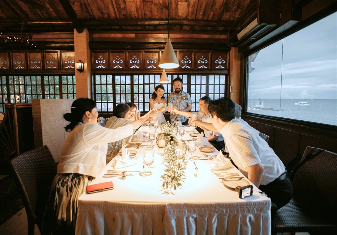 プランテーションベイ・マクタン・セブ島ウェディング　FIJIレストラン　挙式後ディナー　乾杯シーン