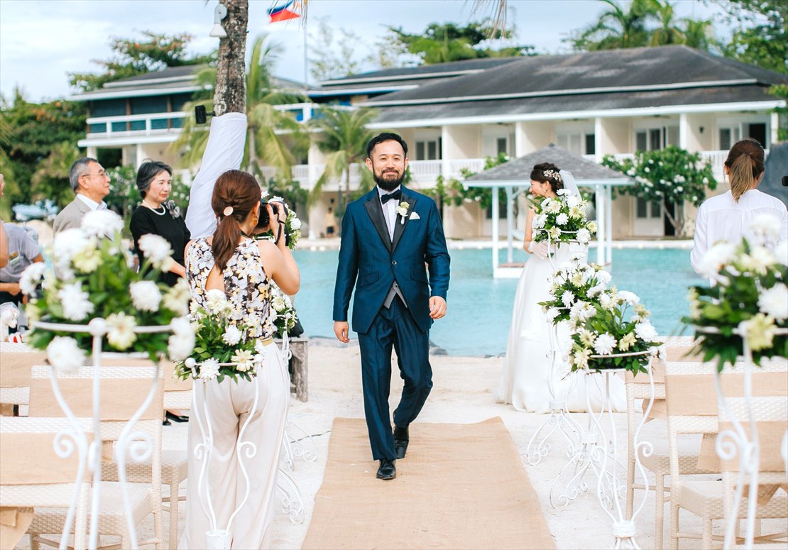 プランテーションベイ・マクタン・セブ挙式・ラグーンウェディング　新郎様　バージンロードご入場