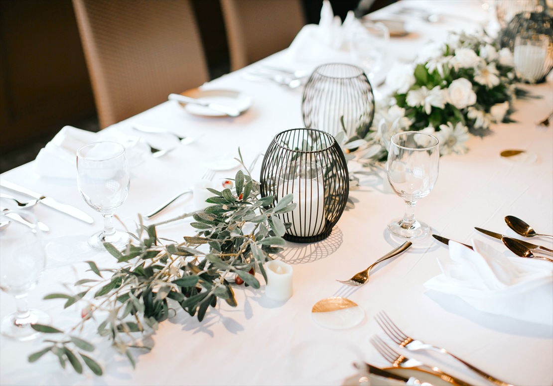 プランテーションベイ・マクタン・セブウェディング　FIJIレストラン　ホワイト＆グリーンのテーブル装飾