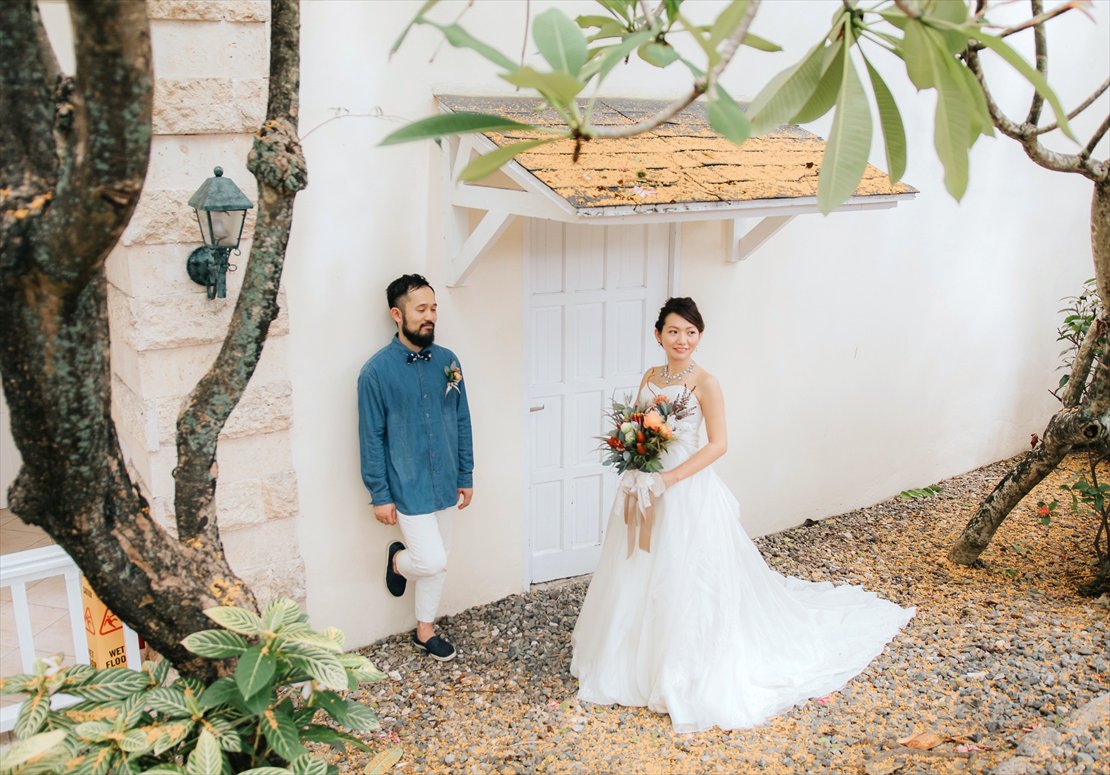 プランテーションベイ・マクタン・セブ・ラグーン挙式　宿泊棟前にてウェディングフォト