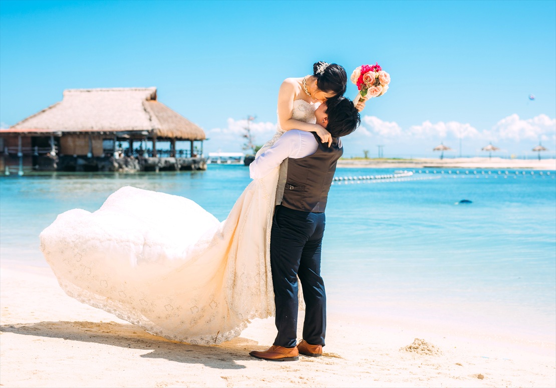 ブルーウォーター・マリバゴ・セブ結婚式　ビーチにてウェディングフォト