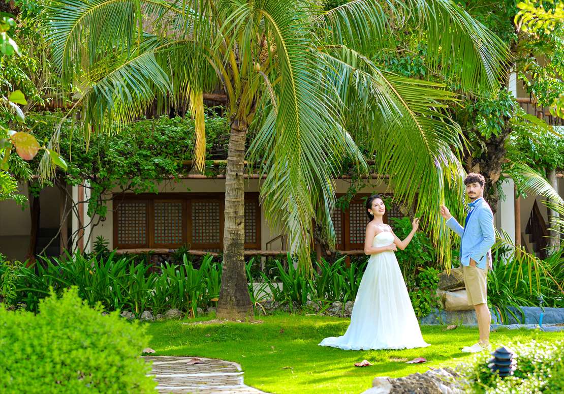 ブルーウォーター・マリバゴ・セブウェディングフォト　トロピカル・プランツに囲まれたガーデン
