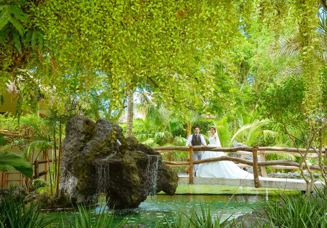 ブルーウォーター・マリバゴ・セブウェディング　ビーチ挙式　緑に囲まれたリゾート内撮影
