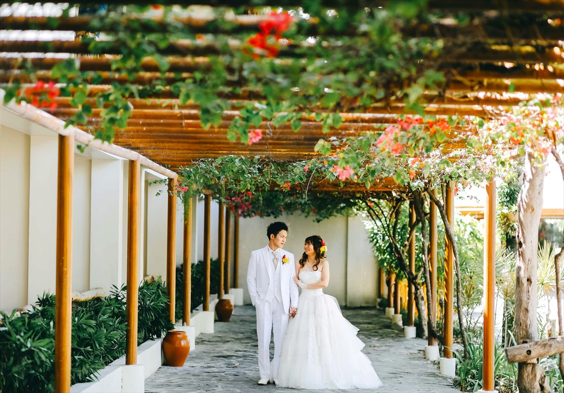 ブルーウォーター・マリバゴ・セブ島ウェディング　ビーチ挙式　ブーゲンビリアが美しい外廊下
