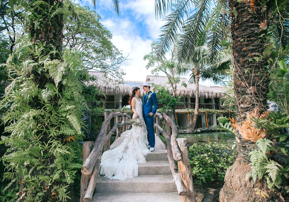 ブルーウォーター・マリバゴ・セブ結婚式　ナチュラルな雰囲気抜群のウッドブリッジ