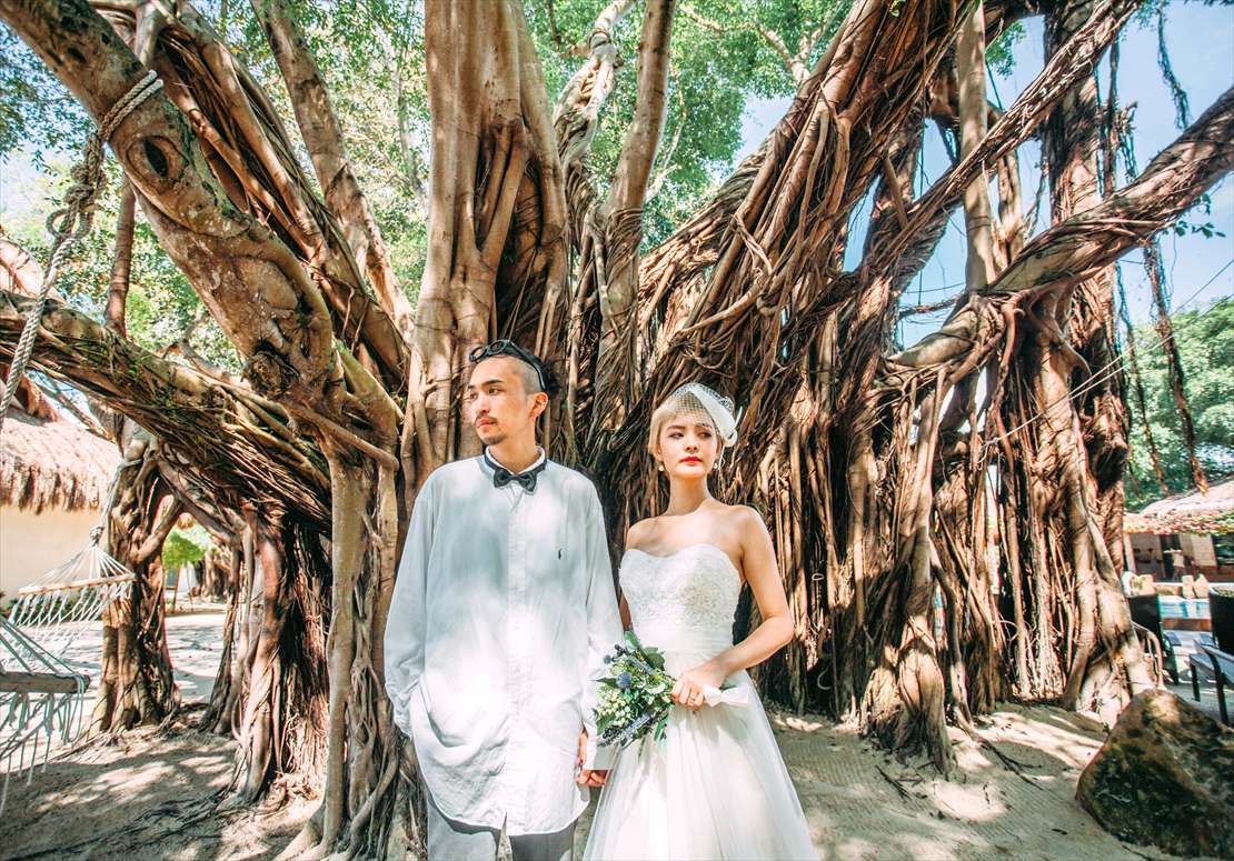 ブルーウォーター・マリバゴ・セブ島挙式　ビーチウェディング　神秘的なガジュマルツリーにて