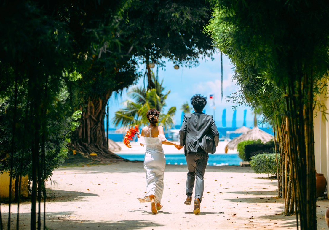 ブルーウォーター・マリバゴ・セブ島結婚式　バンブーを走り抜けてビーチへ