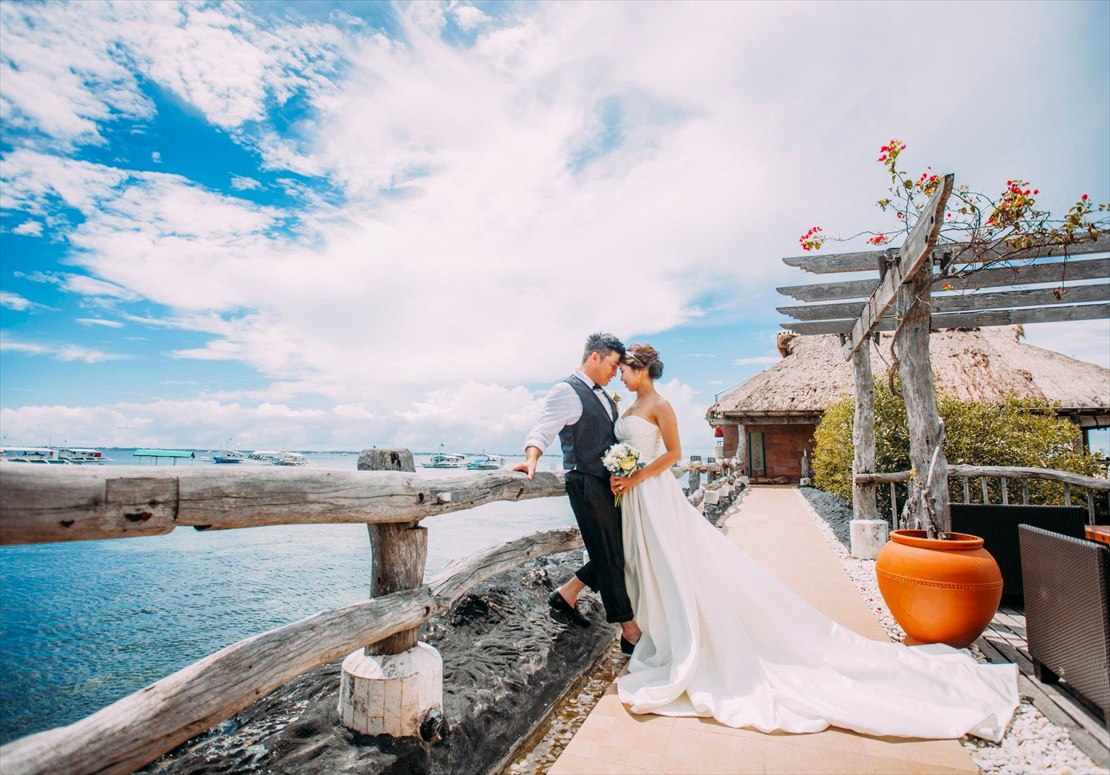 ブルーウォーター・マリバゴ・セブ島結婚式　ビーチウェディング　レストラン前の桟橋にて