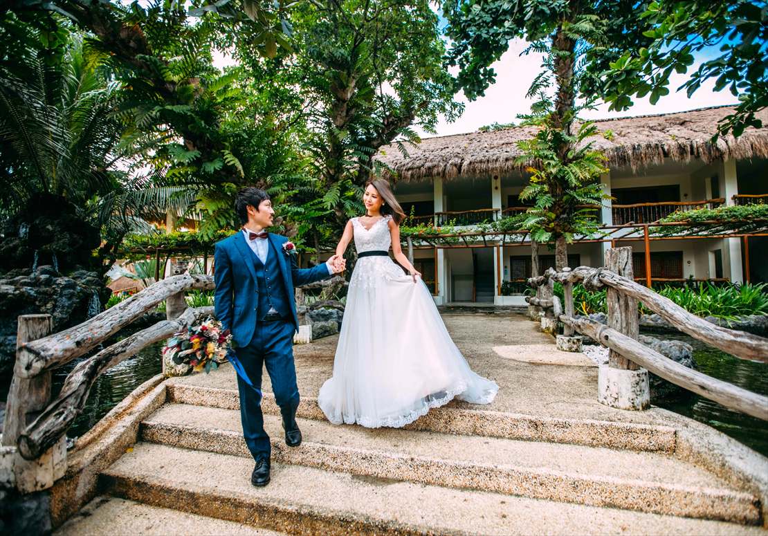 ブルーウォーター・マリバゴ・セブ島挙式　新婦様をエスコート