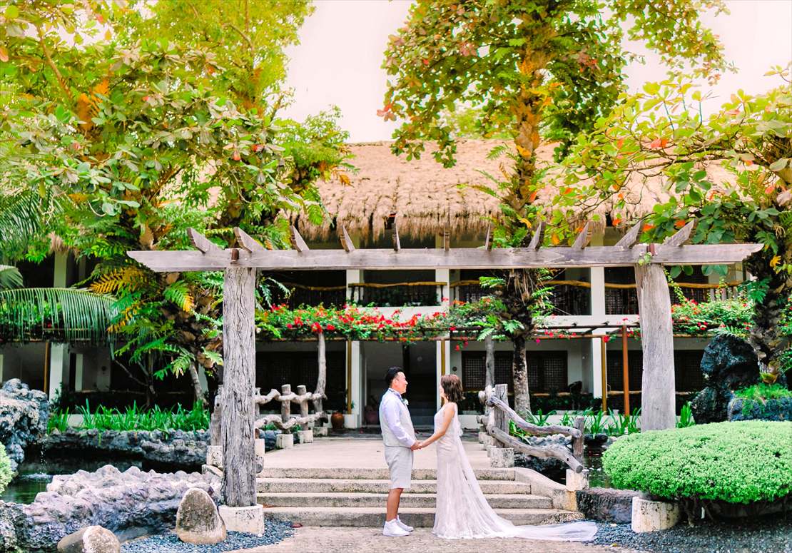 ブルーウォーター・マリバゴ・セブウェディング　泊棟前のナチュラルな回廊にて
