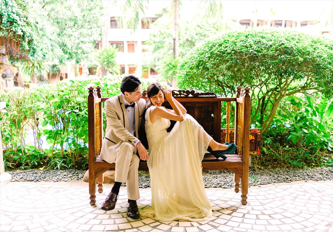 コスタベラ・トロピカル・ビーチ・ホテル・セブ島結婚式　外回廊にてウェディングフォト