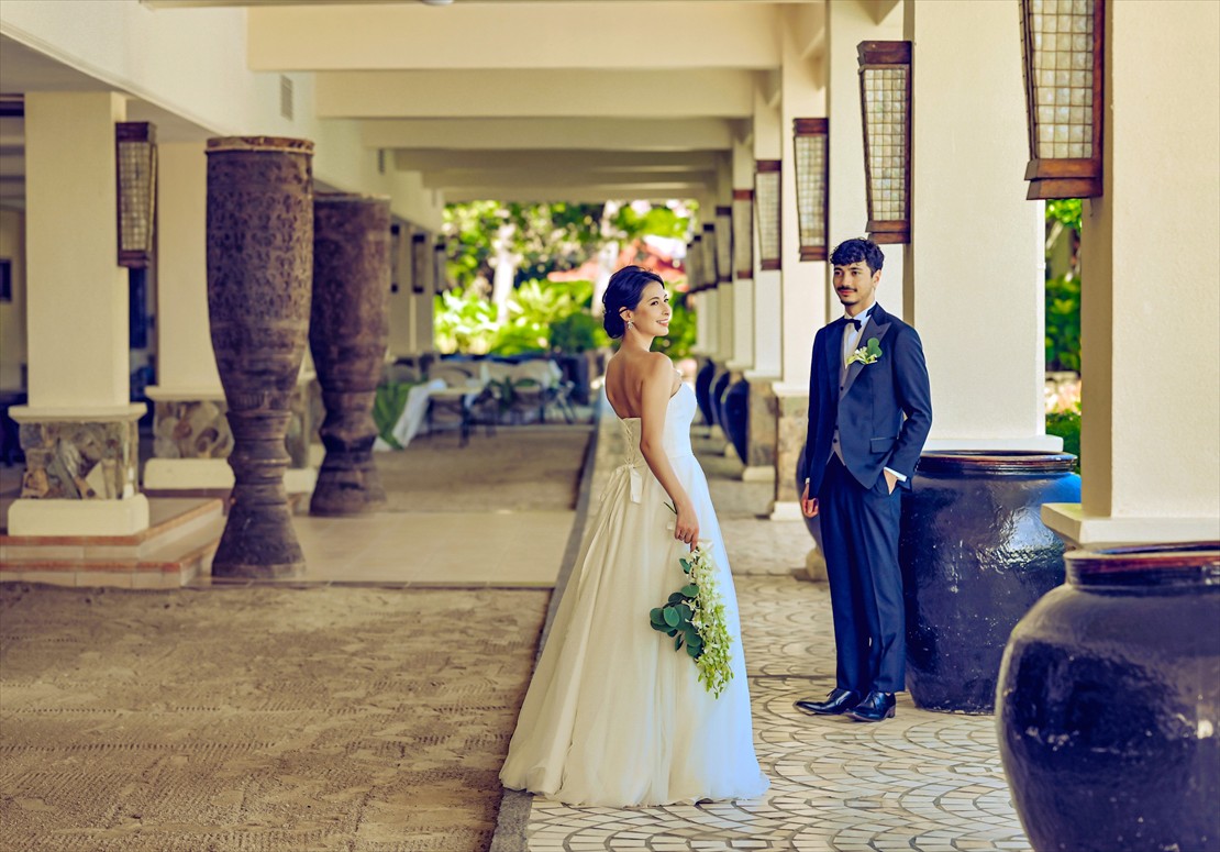 コスタベラ・トロピカル・ビーチ・ホテル・セブ島ウェディングフォト　コロニアル調の外回廊にて
