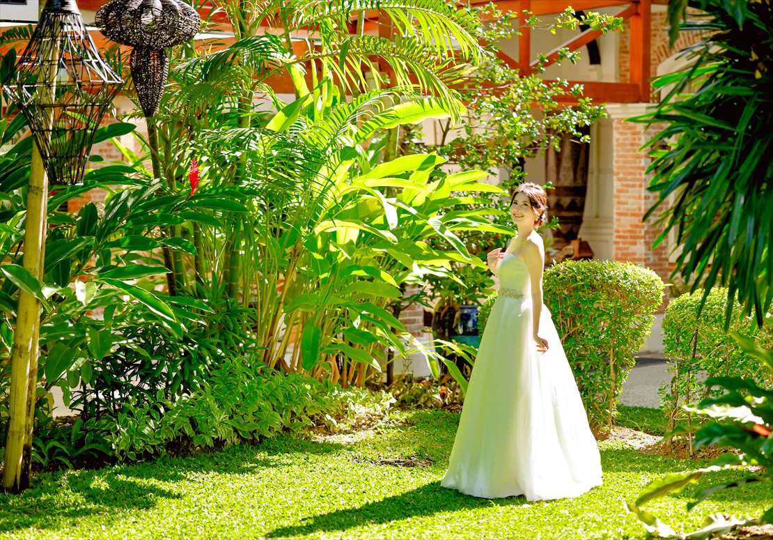 コスタベラ・トロピカル・ビーチ・ホテル・セブフォトウェディング　グリーンが美しいガーデンにて