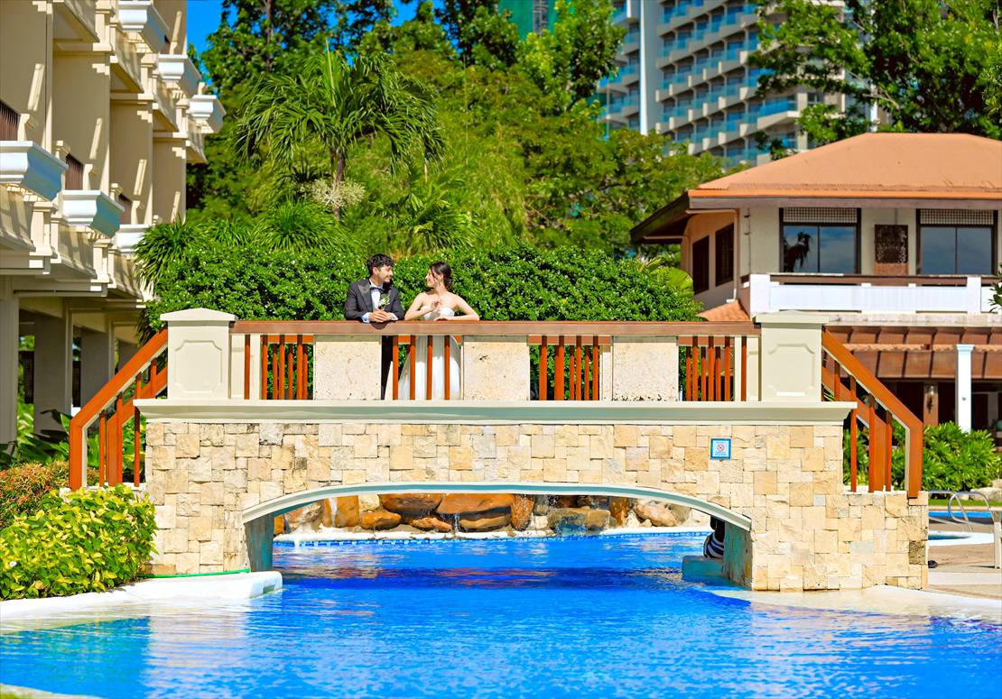 コスタベラ・トロピカル・ビーチ・ホテル・セブ島結婚式　プールにかかるブリッジにて