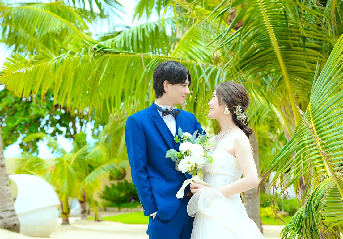 コスタベラ・トロピカル・ビーチ・ホテル・セブ島結婚式　ビーチウェディング　新郎新婦様を取り囲むトロピカルプランツ