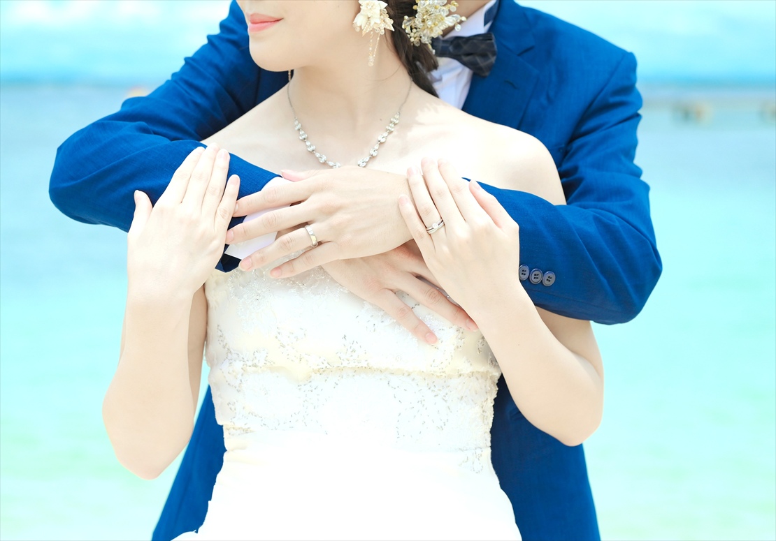 コスタベラ・トロピカル・ビーチ・ホテル・セブ結婚式　透き通る海を背景に、輝く指輪が美しい