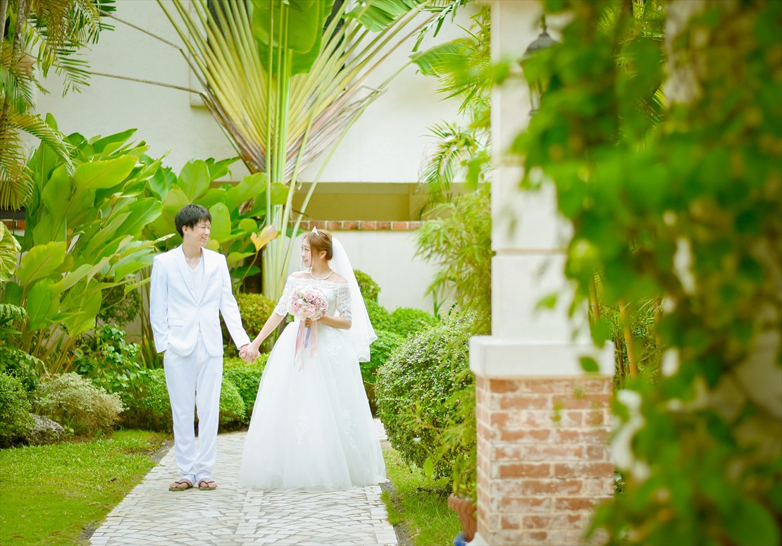 コスタベラ・トロピカル・ビーチ・ホテル・セブ結婚式　ビーチウェディング　ロビー奥のガーデン